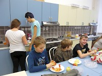 Přípravy vánočních dobrot ve školní kuchyňce