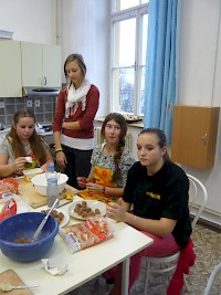 Přípravy vánočních dobrot ve školní kuchyňce