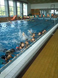 Druháci zahájili plavecký výcvik