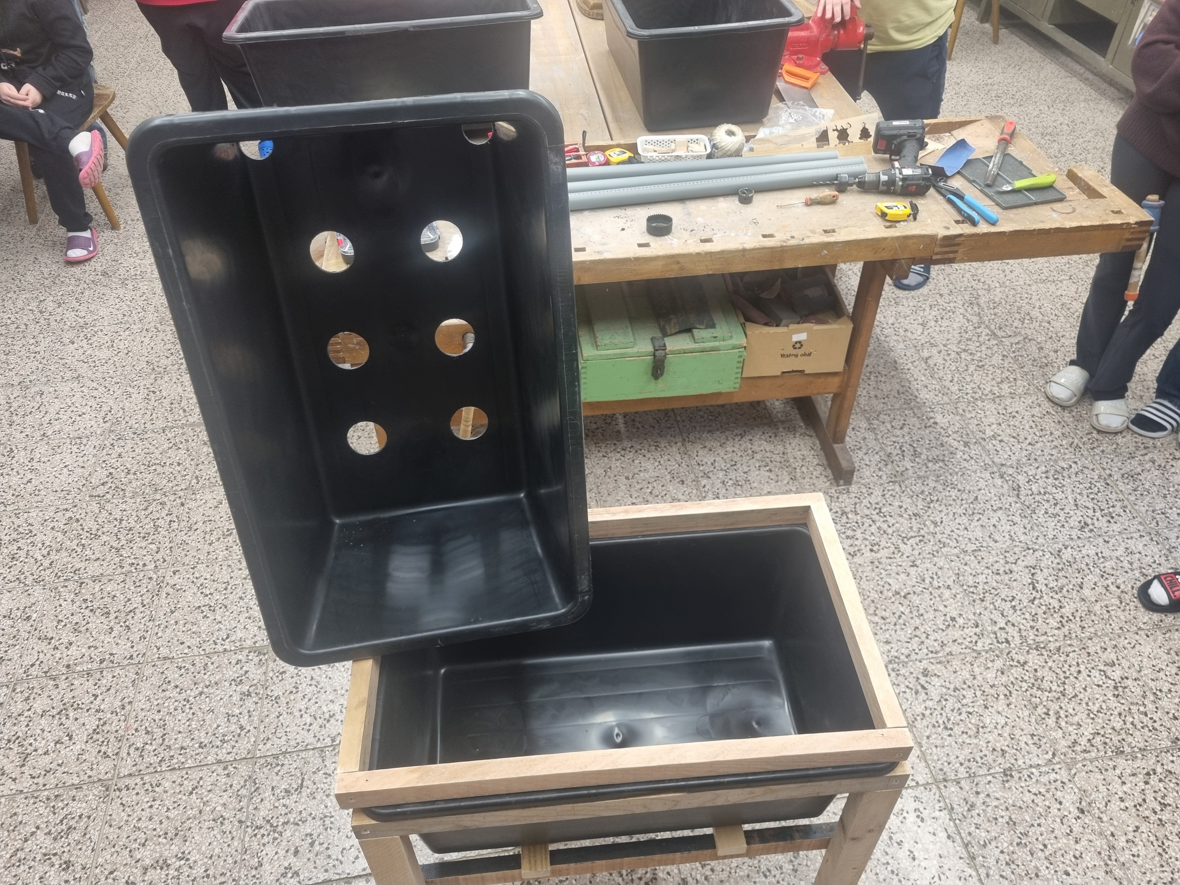 Jak jsme vyrobili samozavlažovací vyvýšený záhon